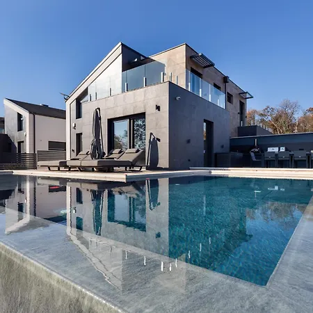 Porta - Pool And Vilă Balatonalmádi